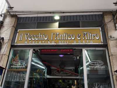 � il mondo �natalizio� che ci si trova davanti se si varca la soglia di �Il vecchio, l�antico e altro�, bottega situata in via Abbrescia n.8, nel quartiere Madonnella di Bari